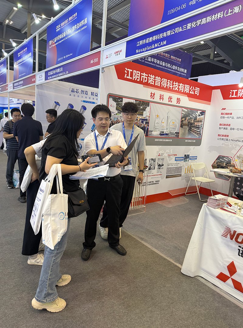 Vice Mayor Ji Zhen of Jiangyin Visits Novaplas Booth at China Semiconductor Exhibition1