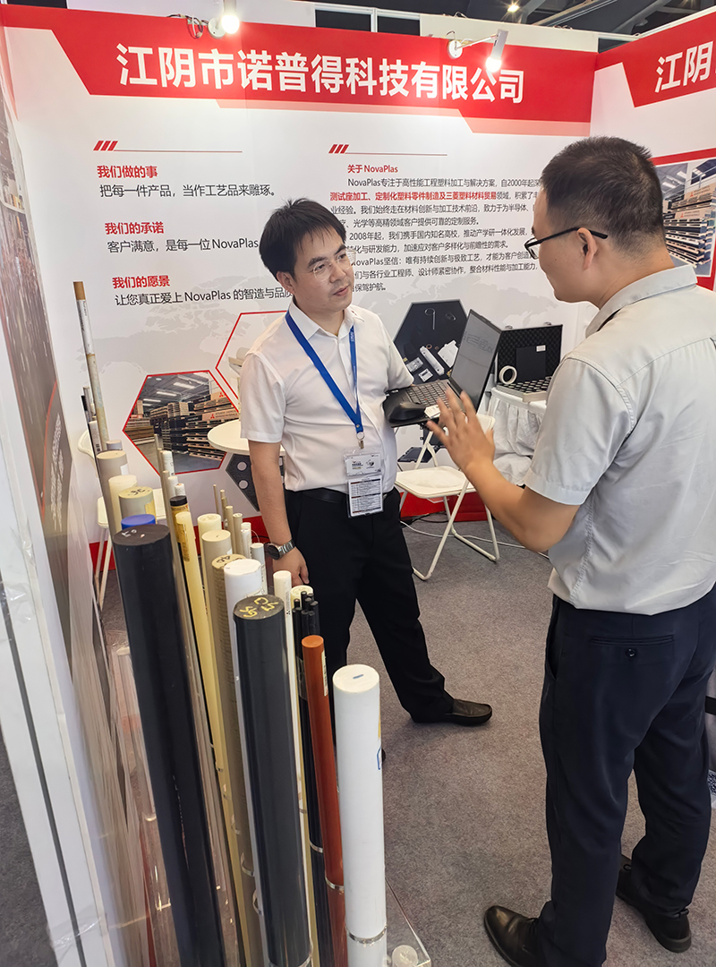 Vice Mayor Ji Zhen of Jiangyin Visits Novaplas Booth at China Semiconductor Exhibition8