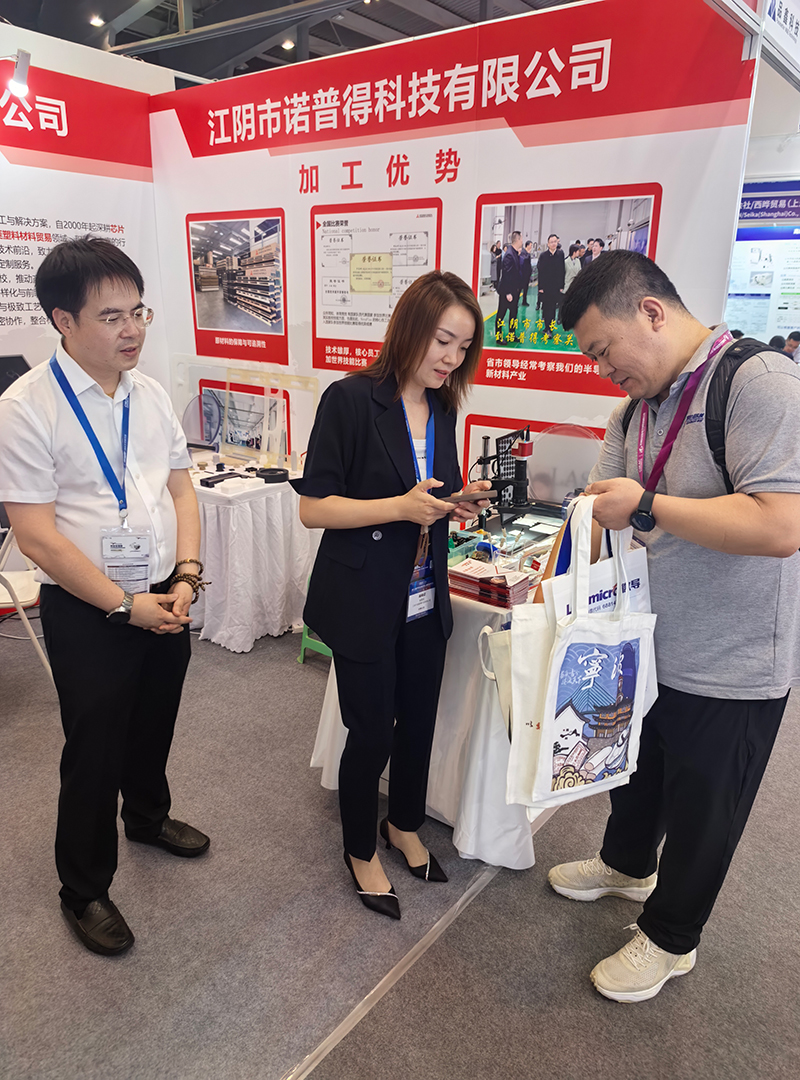 Vice Mayor Ji Zhen of Jiangyin Visits Novaplas Booth at China Semiconductor Exhibition5