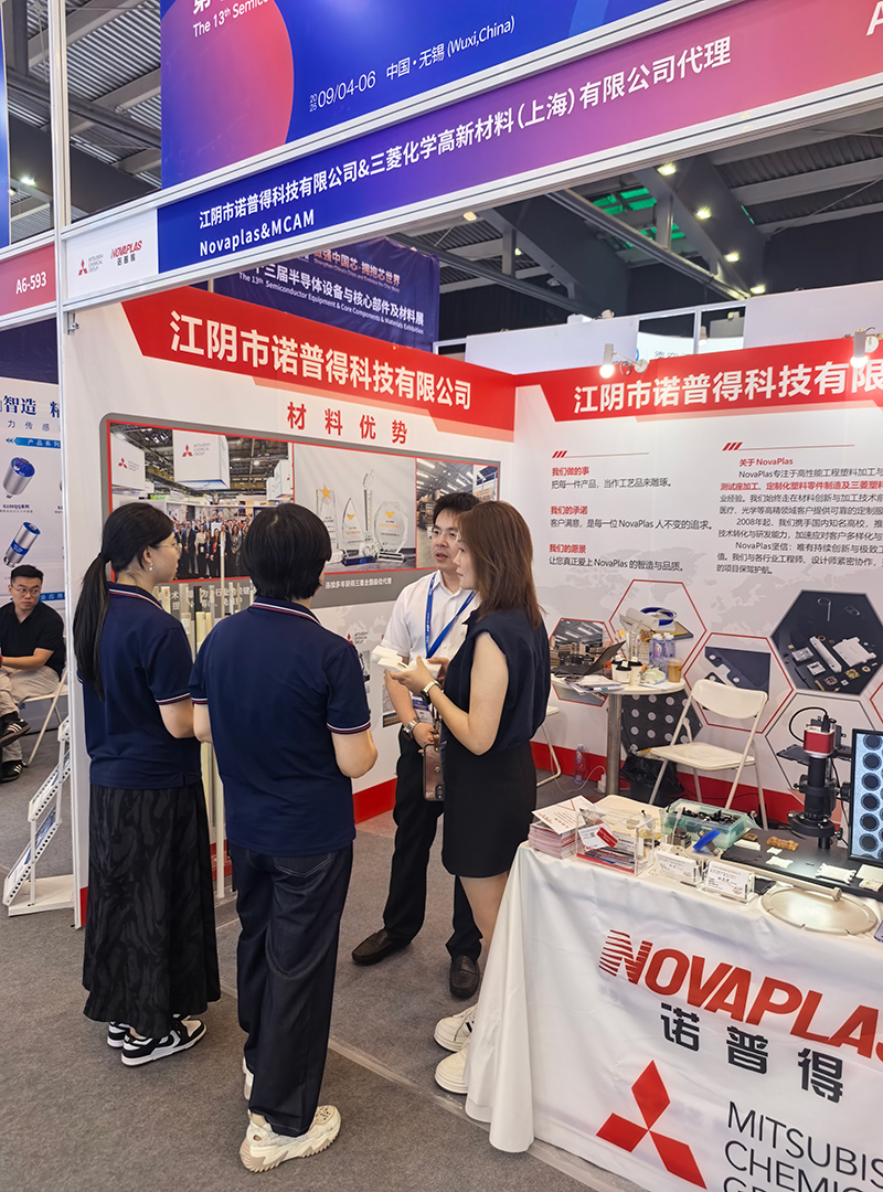 Vice Mayor Ji Zhen of Jiangyin Visits Novaplas Booth at China Semiconductor Exhibition