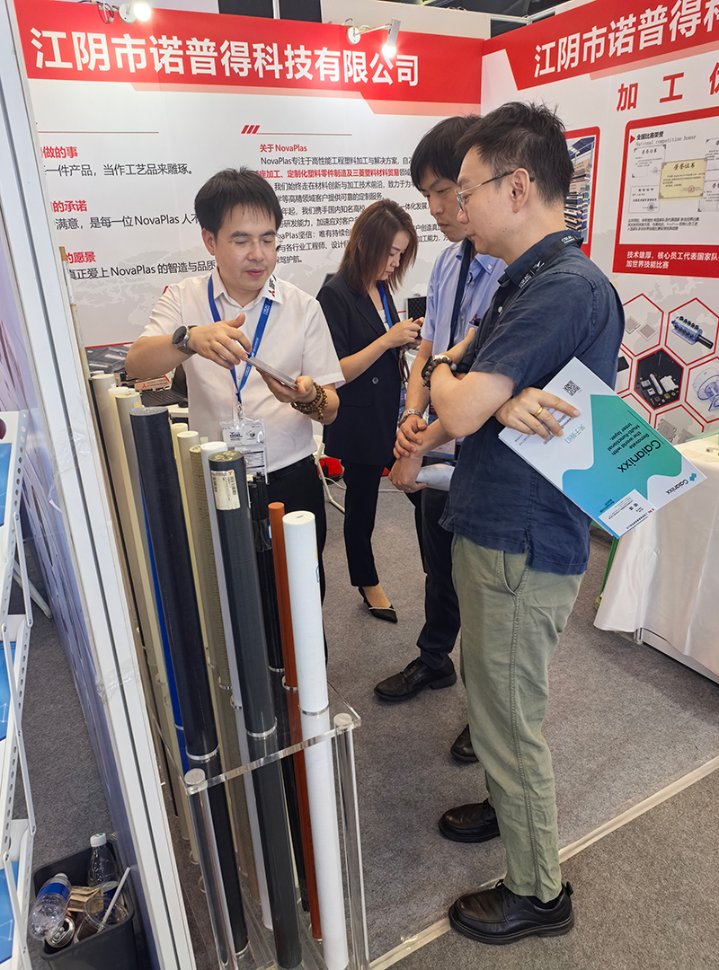Vice Mayor Ji Zhen of Jiangyin Visits Novaplas Booth at China Semiconductor Exhibition4