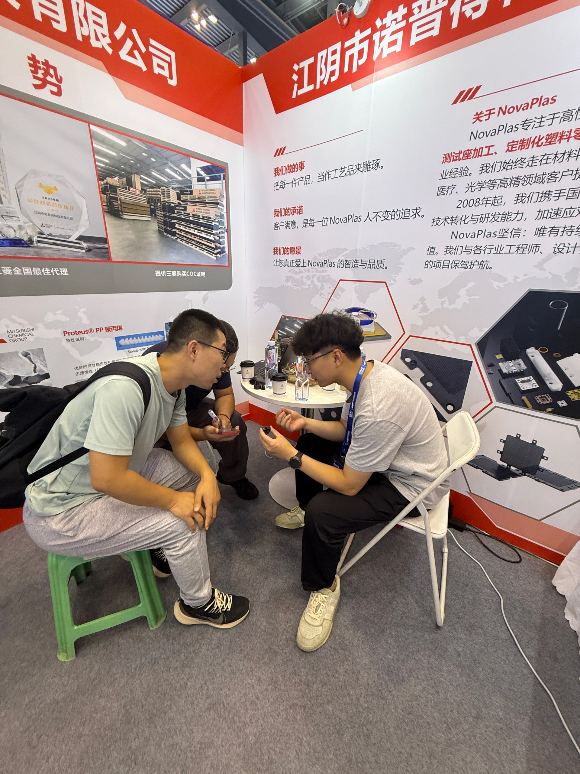 Vice Mayor Ji Zhen of Jiangyin Visits Novaplas Booth at China Semiconductor Exhibition3