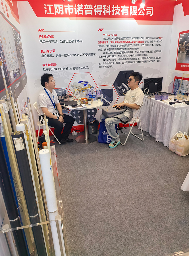 Vice Mayor Ji Zhen of Jiangyin Visits Novaplas Booth at China Semiconductor Exhibition7